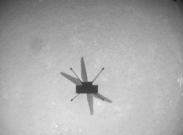 Ingenuity capta su sombre en el suelo marciano durante el octavo vuelo