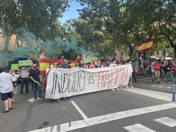 Unas 200 personas protestan en la plaza Artós de Barcelona en contra de los indultos a los presos del 1-O. En Barcelona el 22 de junio de 2021.
