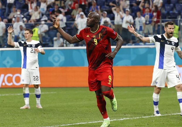 Romelu Lukaku (C), de Bélgica, celebra un gol que luego fue anulado por fuera de juego durante el partido de fútbol. EFE