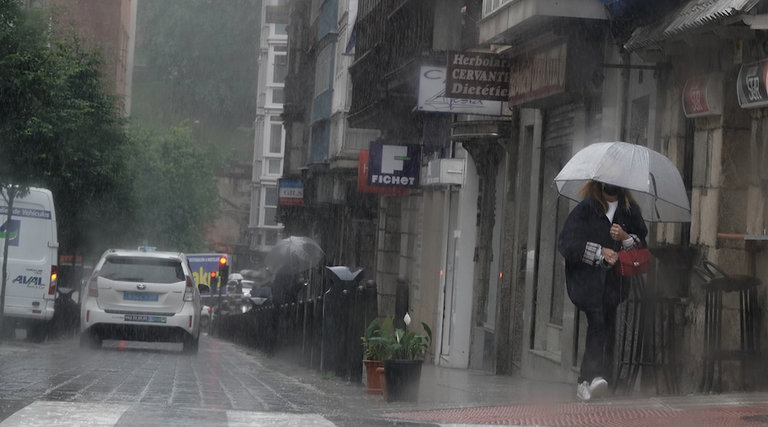 Una persona bajo su paraguas por las calles del centro de Santander. / Hardy