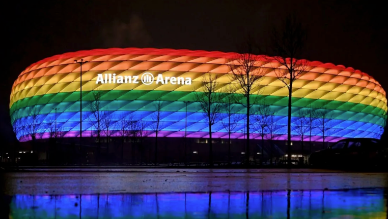 El estadio Allianz Arena con los colores del arco iris.