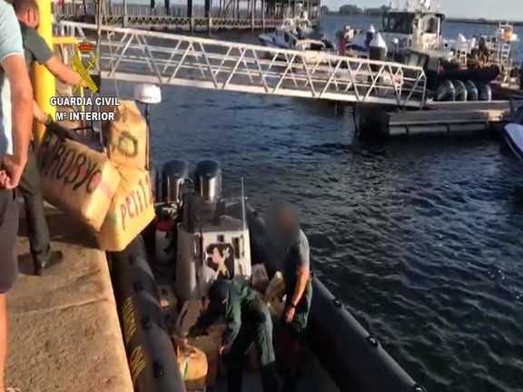 Intervenidos 3.700 kilos de hachís en aguas de Ayamonte (Huelva) en una operación con seis detenidos