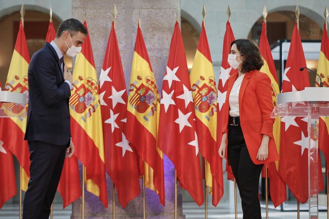 Archivo - El presidente del Ejecutivo, Pedro Sánchez y la presidenta de la Comunidad de Madrid, Isabel Díaz Ayuso el 21 de septiembre de 2020.