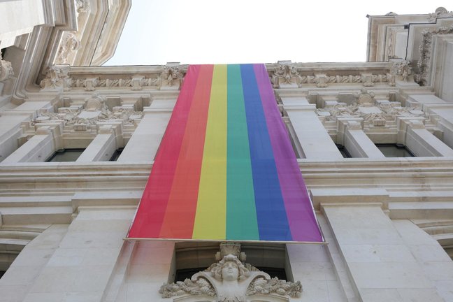 Archivo - Bandera LGTBI colacada en la parte izquierda de la fachada del Palacio de Cibeles, sede del Ayuntamiento de Madrid, durante las fiestas del Orgullo LGTBI 2019.