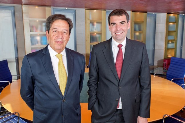 Archivo - El director general de Arquia Banca, Javier Ventura, y el presidente de la entidad, Javier Navarro