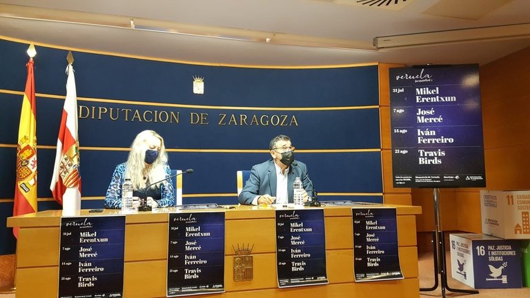 La diputada delegada de Cultura de la DPZ, Ros Cihuelo,  y el diputado Feliciano Tabuenca, en la presentación del cartel de Veuela Verano.