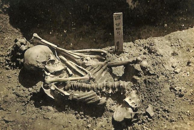 Fotografía original de la excavación de Tsukumo No. 24, cortesía del Laboratorio de Antropología Física de la Universidad de Kyoto