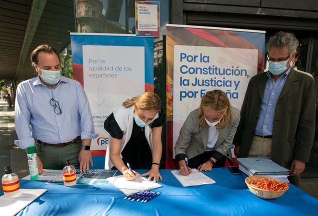 Las vicesecretaria de Organización del PP, Ana Beltrán, y la secretaria general del PP de Madrid, Ana Camíns, estampan su firma en la campaña de recogida de firmas del partido contra los indultos. En Madrid, 1 de junio de 2021.