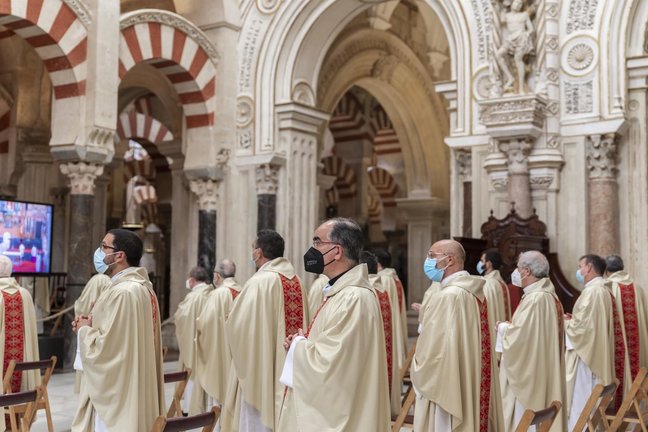 Archivo - Presbíteros asistentes a la Misa Crismal del pasado Martes Santo en la Catedral de Córdoba.