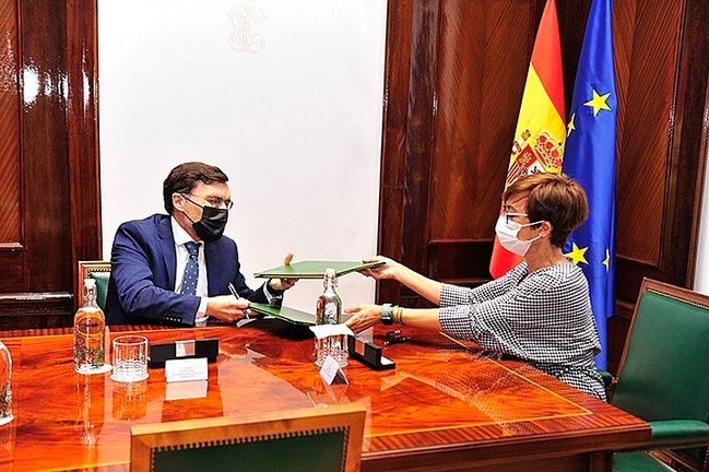 Archivo - La directora general de la Guardia Civil, María Gámez, y el vicepresidente primero ejecutivo de Fundación ONCE, Alberto Durán, firman un protocolo para mejorar la plena inclusión de las personas con discapacidad.