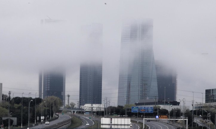 Archivo - Las cuatro torres de Madrid, vistas con niebla
