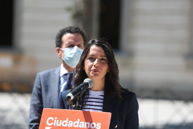 La presidenta de Ciudadanos, Inés Arrimadas, junto al vicesecretario general del partido y portavoz adjunto en el Congreso, Edmundo Bal.