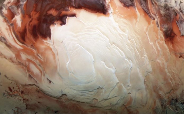 La región blanca brillante de esta imagen muestra el casquete helado que cubre el polo sur de Marte.