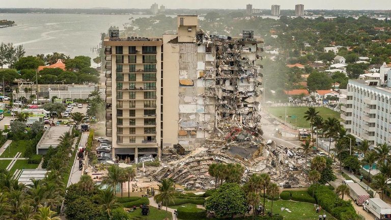 Vista del edificio Champlain Towers South Condo, ubicado en el 8777 Collins Ave. de Surfside, al norte de Miami Beach, que se derrumbó parcialmente en la madrugada del jueves 24 de junio de 2021.