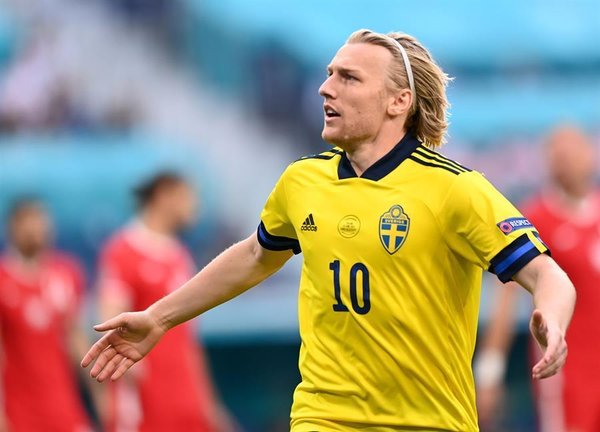 Emil Forsberg, de Suecia, celebra su primer gol durante el partido del grupo E de la Eurocopa 2020 entre Suecia y Polonia el miércoles en San Petersburgo, Rusia, 23 de junio de 2021. EFE/EPA/Kirill Kudryavtsev / POOL