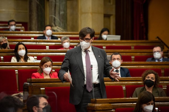 El líder del PSC, Salvador Illa, intervien en el Parlament de Catalunya.