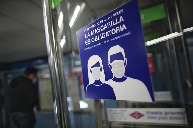 Archivo - Cartel sobre la obligatoriedad de la mascarilla en el metro de Puente de Vallecas, Madrid (España), a 21 de septiembre de 2020. 