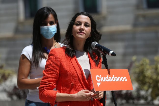 La presidenta de Ciudadanos, Inés Arrimadas, ofrece declaraciones a los medios de comunicación junto al Congreso de los Diputados.