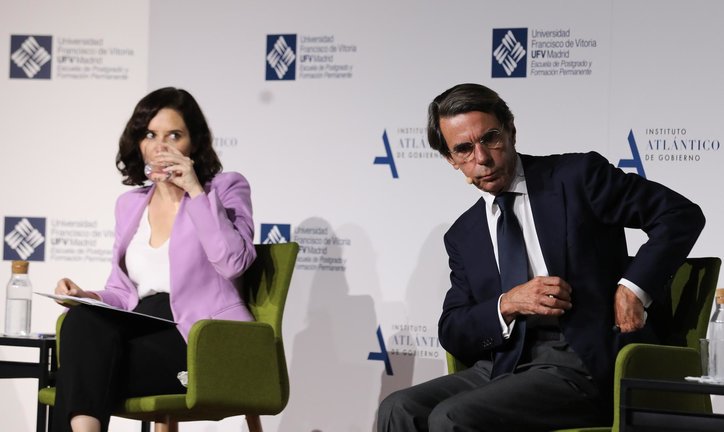 La presidenta de la Comunidad de Madrid, Isabel Díaz Ayuso y el expresidente del Gobierno, José María Aznar, durante la clausura del curso 2020/2021 del Aula de Liderazgo del IAG-UFV. En Madrid, a 25 de junio de 2021, en Madrid (España).