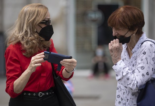 Imagen de archivo de dos mujeres en la calle con mascarilla.