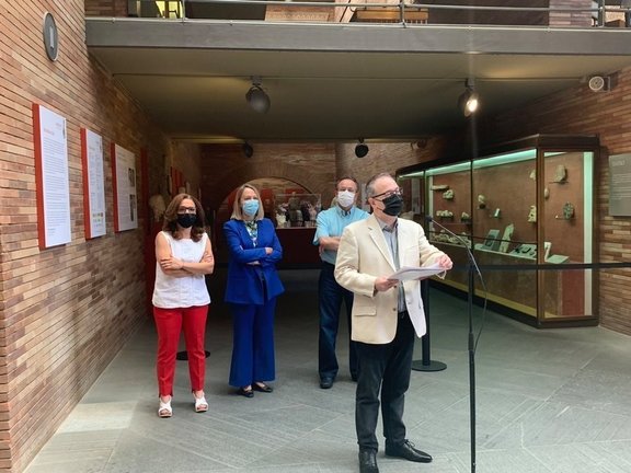 El director del Festival de Mérida, Jesús Cimarro, junto a otras autoridades en la inauguración de la exposición ‘Imperium. Imágenes del poder en Roma’