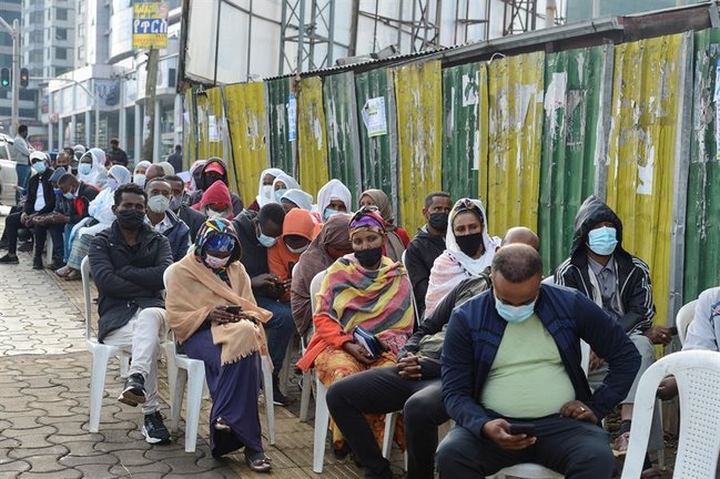 Etíopes esperan en fila para emitir su voto en las elecciones presidenciales en un colegio electoral en Addis Abeba, Etiopía, el 21 de junio de 2021. / EFE