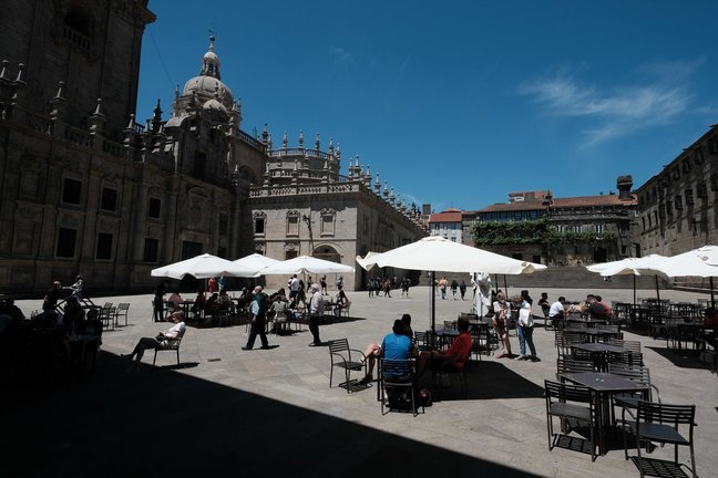 Varias personas en la terraza de un bar en la Plaza de la Quintana, a 6 de junio de 2021, en Santiago de Compostela, A Coruña, Galicia, (España).
