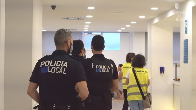 Servicios de emergencias y autoridades policiales continúan con las inspecciones de los establecimientos y zonas que favorecieron el 'macrobrote' en Mallorca.