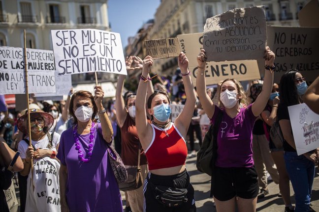 Varias mujeres con carteles, durante una manifestación contra la Ley Trans del Igualdad, a 26 de junio de 2021, en Madrid (España). La manifestación convocada por Confluencia Movimiento Feminista, agrupa a medio centenar de organizaciones de toda España p