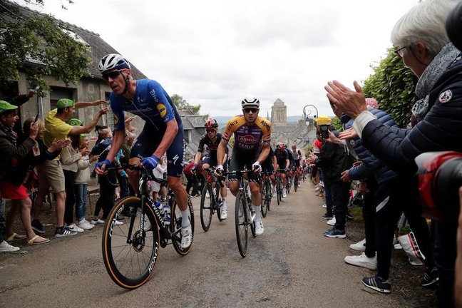 Los ciclistas son recibidos por los habitantes de Loncornan durante la 1ª etapa del Tour de Francia 2021 sobre 197,8 km de Brest a Landerneau, Francia, 26 de junio de 2021. (Ciclismo, Francia) EFE/EPA/GUILLAUME HORCAJUELO