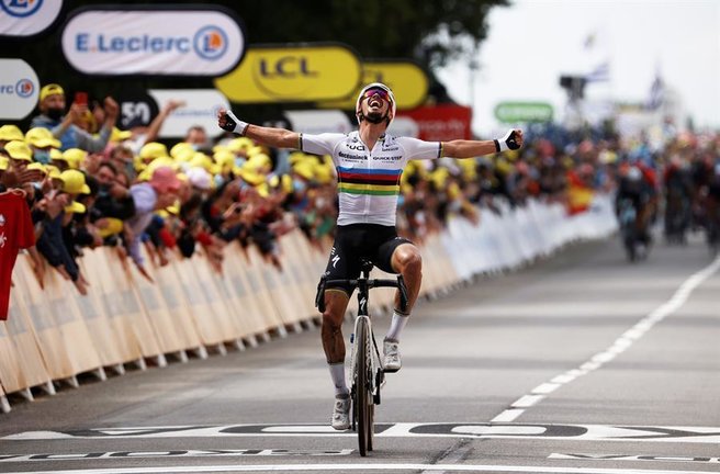 El ciclista francés Julian Alaphilippe, del equipo Deceuninck Quick-Step, gana la 1ª etapa del Tour de Francia 2021 sobre 197,8 km de Brest a Landerneau, Francia, 26 de junio de 2021. (Ciclismo, Francia) EFE/EPA/Chris Graythen / POOL
