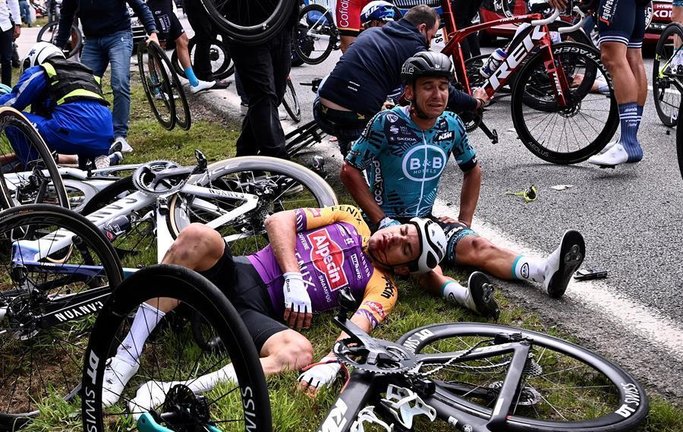 Ciclistas reaccionan tras un accidente masivo durante la 1ª etapa del Tour de Francia 2021 sobre 197,8 km de Brest a Landerneau, Francia, 26 de junio de 2021. (Ciclismo, Francia) EFE/EPA/Anne-Christine Poujoulat / POOL