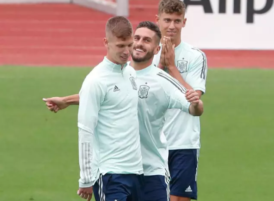 Koke bromea con Dani Olmo bajo la atenta mirada de Marcos Llorente durante un entrenamiento de la selección española de cara a la Eurocopa 2020 - Cezaro De Luca/dpa