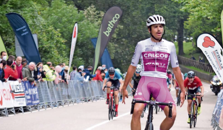 El ciclista portugués Antonio Morgado entrando vencedor en la línea de meta. / Castillo