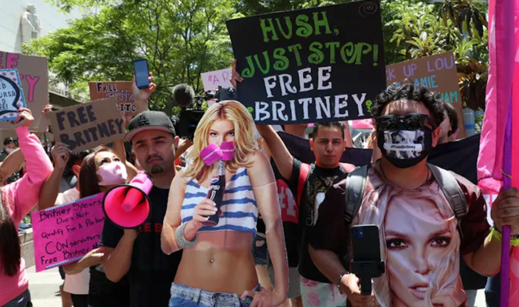 Los fans se reúnen fuera de la corte como Britney Spears busca el fin de la tutela. EFE