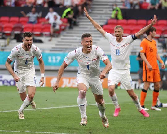 Tomas Holes (C) of the Czech Republic celebrates scoring the opening goal during the UEFA EURO 2020 round of 16 soccer match between the Netherlands and the Czech Republic in Budapest, Hungary, 27 June 2021. (República Checa, Hungría, Países Bajos; Holanda) EFE/EPA/Alex Pantling