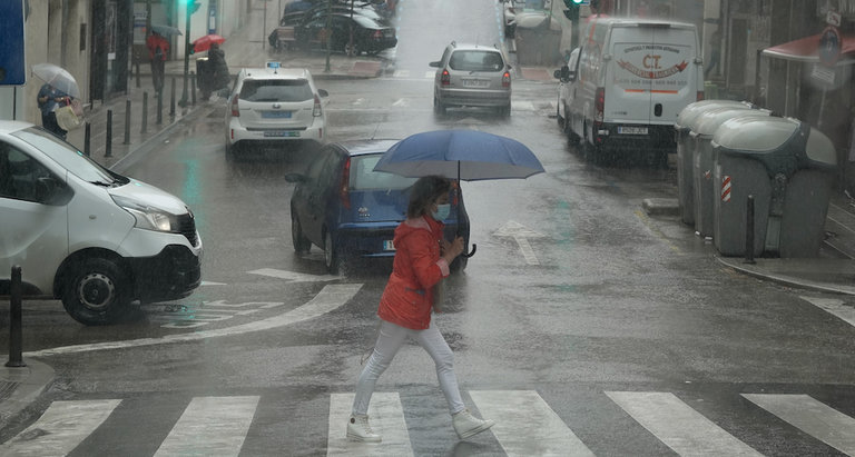 Varias personas transitan bajo la lluvia por las calles de Santander. / Hardy