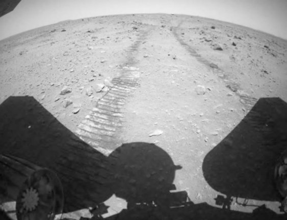 Rover Zhurong conduciendo en Marte