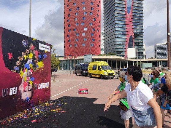 Caña cortar Conciliar La ANC lanza pintura contra una foto invertida del Rey por su presencia en  el Mobile