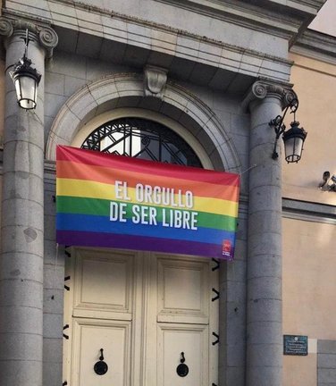 Archivo - Vicepresidencia de la Comunidad de Madrid luce una bandera LGTB