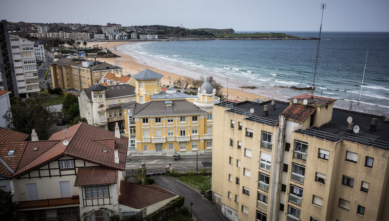 Vista de la playa en de la ciudad de Santander, Cantabria. / Hardy