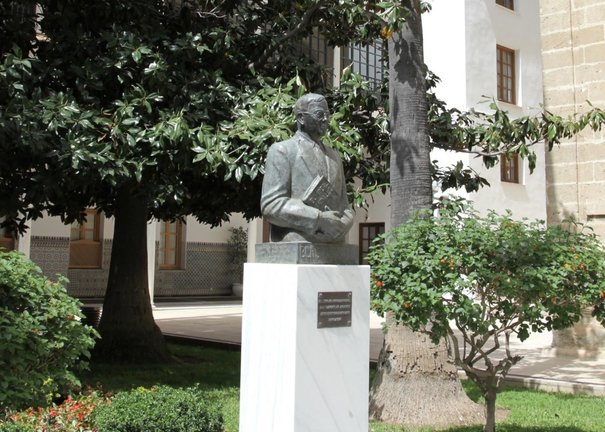 Archivo - Busto de Blas Infante en la puerta del salón de Plenos del Parlamento andaluz