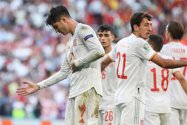 El delantero de España Álvaro Morata (i) celebra tras marcar el 3-4 durante el encuentro de octavos de final de la Eurocopa 2020 ante Croacia, este lunes en el estadio Parken de Copenhague (Dinamarca). EFE/ Kiko Huesca
