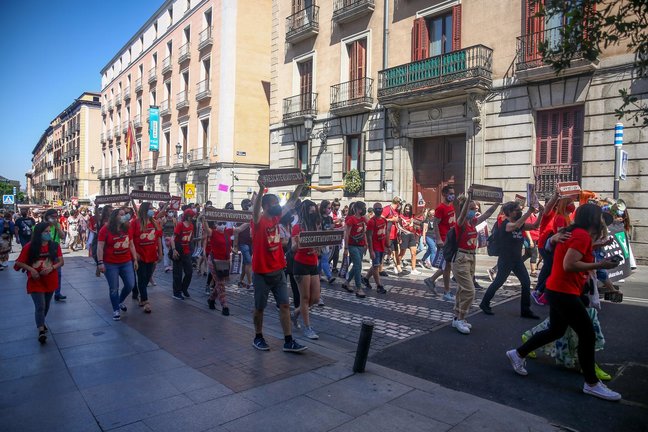 Varias personas participan en una manifestación para exigir el rescate de los animales de Laboratorios Vivotecnia, a 29 de mayo de mayo de 2021, en Madrid (España).