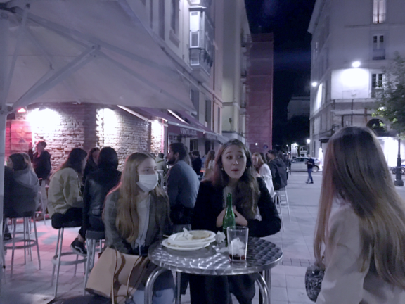 Varios jóvenes en la zona de ocio nocturno de la ciudad de Santander. / S. D.