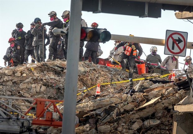 El equipo de rescate busca en el edificio de condominios Champlain Towers South, parcialmente derrumbado, en Surfside, Florida, Estados Unidos. EFE/EPA/CRISTOBAL HERRERA