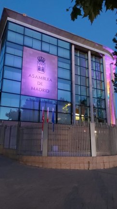 La fachada de la Asamblea de Madrid iluminada de arcoíris con motivo del Día del Orgullo LGTBI