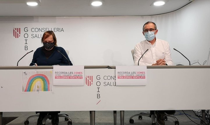 Archivo - El portavoz del Comité Autonómico de Gestión de Enfermedades Infecciosas de Baleares, Javier Arranz, y la directora de Asistencia Sanitaria del Servicio de Salud, Eugenia Carandell, en una rueda de prensa.