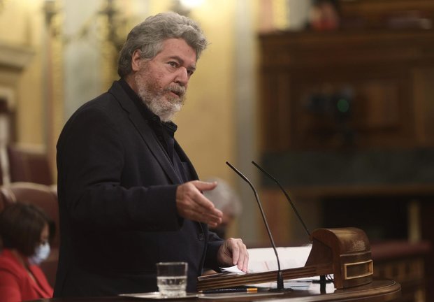 Archivo - El diputado de Unidas Podemos, Juan Antonio López de Uralde, interviene en una sesión plenaria en el Congreso de los Diputados, a 25 de mayo de 2021, en Madrid (España). El Pleno tiene previsto dar vía libre hoy a la tramitación de una propuesta