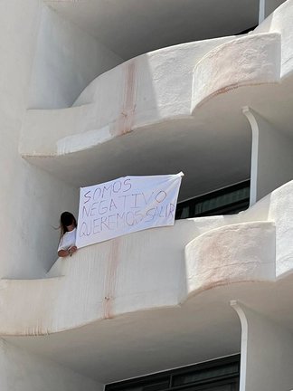 Estudiante confinada en una habitación del hotel Bellver de Mallorca por el macrobrote que afectó a jóvenes participantes en viajes de fin de curso a la isla, en una imagen de archivo.